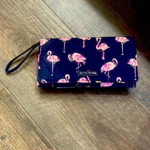 Vera Bradley Flamingo Fiesta Smartphone Wristlet Navy Pink
NWT/NEW
Vera Bradley